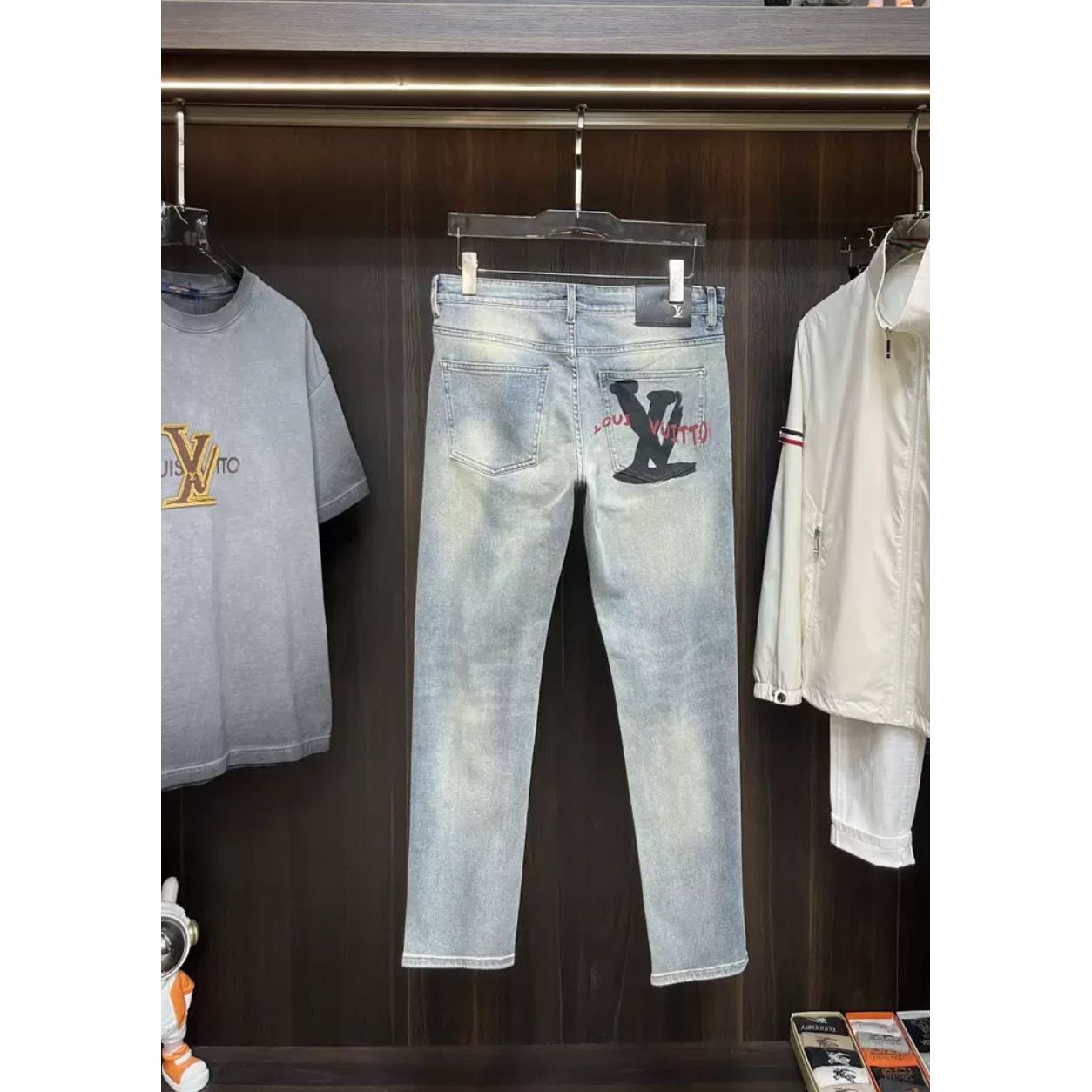 LV skater jeans logo