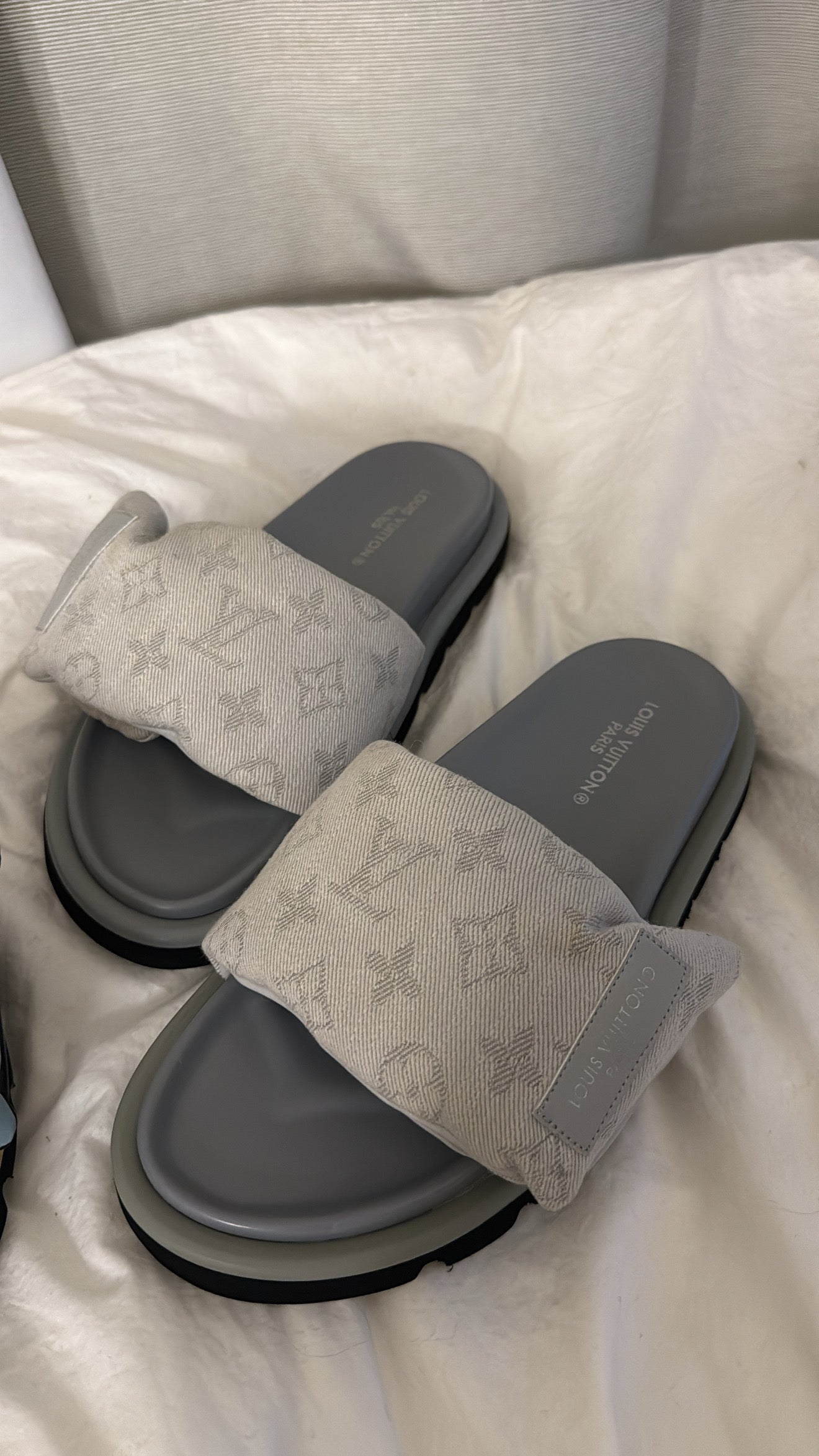 LV PILLOW MULE GREY